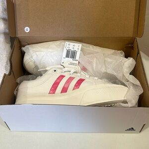 Adidas sneaker/shoes